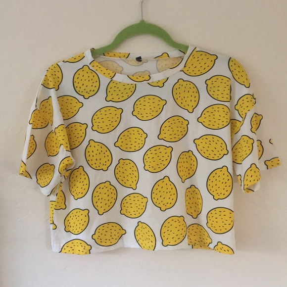 Tops - 🍂🍁😊Lemon print crop top!